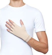Cargar imagen en el visor de la galería, Model Front: Uv Line Glove Short Gloves Uni Beige Upf50+
