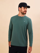 Cargar imagen en el visor de la galería, Model Front: Uv Line Rash Guard Longsleeve New Fit Textura Masc Verde Jade Upf50+

