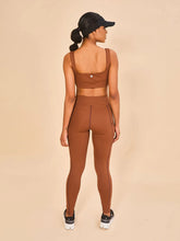 Cargar imagen en el visor de la galería, Model Back: Uv Line Fitness Bottom Legging Fit Aspen Brown Upf50+
