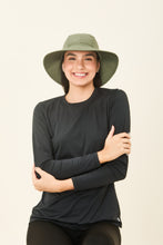 Cargar imagen en el visor de la galería, Model Front: Uv Line Floppy Hat San Remo Militar Preto Upf50+
