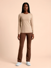 Cargar imagen en el visor de la galería, Model Front: Uv Line Rash Guard Longsleeve Fem New Fit Sand Upf50+
