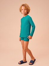 Cargar imagen en el visor de la galería, Model Front: Uv Line Rash Guard Longsleeve Uvpro Kids Green Sea Upf50+
