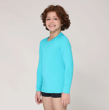 Cargar imagen en el visor de la galería, Model Front: Uv Line Rash Guard Camiseta Kids Uvpro Ml Azul Piscina Upf50+
