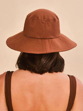 Cargar imagen en el visor de la galería, Model Back: Uv Line Floppy Hat Lyon Conhaque Upf50+
