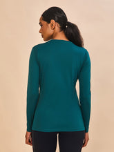 Cargar imagen en el visor de la galería, Model Back: Uv Line Rash Guard Longsleeve Fem New Fit Petroleo Upf50+
