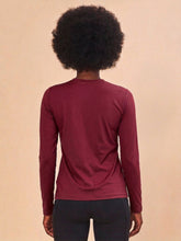 Cargar imagen en el visor de la galería, Model Back: Uv Line Rash Guard Longsleeve Uvpro Vermelho Quimado Upf50+
