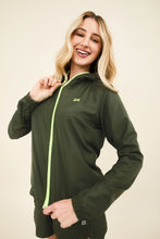 Cargar imagen en el visor de la galería, Gallery: Uv Line Fitness Cover Up Bag-Foldable Windbreaker Jacket Verde Militar
