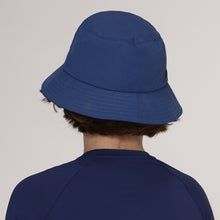 Cargar imagen en el visor de la galería, Model Back: Uv Line Bucket Hat Basic Kids Marinho Upf50+
