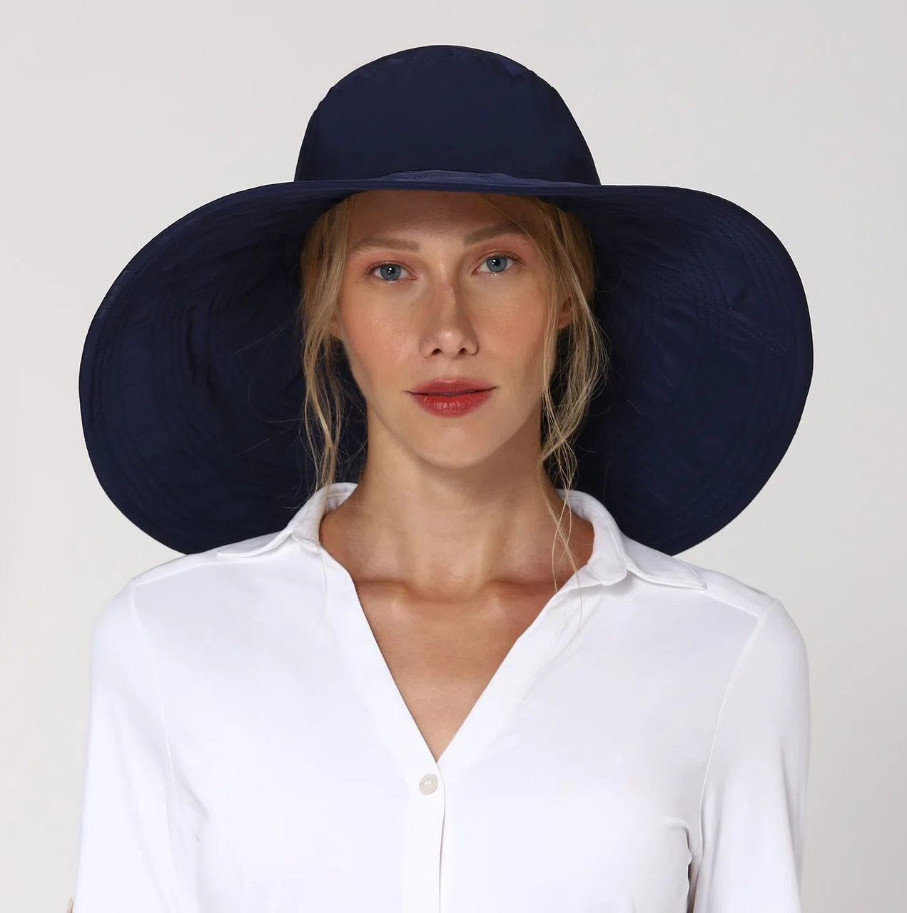 Model Front: Uv Line Floppy Hat Beverly Hills Marinho