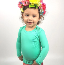 Cargar imagen en el visor de la galería, Model Front: Uv Line Rash Guard Camiseta Baby Nina Verde Claro Upf50+
