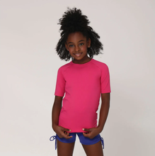Cargar imagen en el visor de la galería, Model Front: Uv Line Rash Guard Camiseta Kids Uvpro Mc Pink Upf50+
