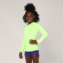Cargar imagen en el visor de la galería, Model Front: Uv Line Rash Guard Camiseta Uvlight Amarelo Fluor Spf50+
