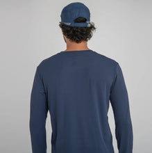 Cargar imagen en el visor de la galería, Model Back: Uv Line Caps Cap New Fit Marinho Upf50+
