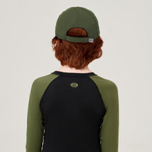 Cargar imagen en el visor de la galería, Model Back: Uv Line Caps Cap Teen Colors Verde Militar Upf50+

