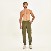 Cargar imagen en el visor de la galería, Model Front: Uv Line Fitness Bottom Chelsea Verde Militar Upf50+
