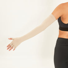 Cargar imagen en el visor de la galería, Model Back: Uv Line Glove Extra Long Glove Chocolate Upf50+
