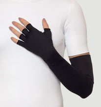 Cargar imagen en el visor de la galería, Model Front: Uv Line Glove Extra Long Glove Preto Upf50+
