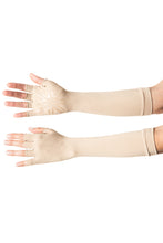 Cargar imagen en el visor de la galería, Model Front: Uv Line Glove Long Glove Chocolate Upf50+
