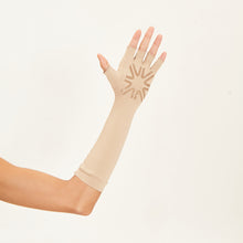 Cargar imagen en el visor de la galería, Model Back: Uv Line Glove Long Glove Chocolate Upf50+
