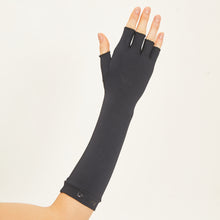 Cargar imagen en el visor de la galería, Model Back: Uv Line Glove Long Gloves Fpu50+ Black Uv
