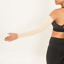 Cargar imagen en el visor de la galería, Model Back: Uv Line Glove Long Sleeve Beige Upf50+
