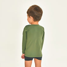 Cargar imagen en el visor de la galería, Model Back: Uv Line Rash Guard Longsleeve Baby Verde Militar Upf50+

