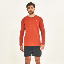 Cargar imagen en el visor de la galería, Model Front: Uv Line Rash Guard Longsleeve Sport Fit Ferrugem Upf50+
