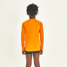 Cargar imagen en el visor de la galería, Model Back: Uv Line Rash Guard Longsleeve Uprpo Inf Amarelo Queimado Upf50+

