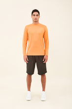 Cargar imagen en el visor de la galería, Model Front: Uv Line Rash Guard Longsleeve Uvpro Laranja Upf50+
