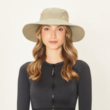 Cargar imagen en el visor de la galería, Model Front: Uv Line Floppy Hat Lyon Kaki Upf50+
