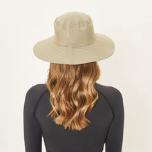 Cargar imagen en el visor de la galería, Model Back: Uv Line Floppy Hat Lyon Kaki Upf50+
