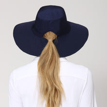 Cargar imagen en el visor de la galería, Model Back: Uv Line Floppy Hat San Diego Marinho Oceano Upf50+
