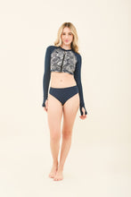 Cargar imagen en el visor de la galería, Model Front: Uv Line Set Set Dalia Marinho Upf50+
