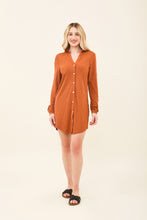 Cargar imagen en el visor de la galería, Model Front: Uv Line Shirtdress Shirtdress Copenhagen Caramelo Upf50+
