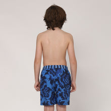 Cargar imagen en el visor de la galería, Model Back: Uv Line Boy&#39;s Swimwear Short Acqua Oceano Inf Upf50+
