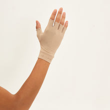 Cargar imagen en el visor de la galería, Model Back: Uv Line Glove Short Glove Chocolate Upf50+
