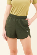 Cargar imagen en el visor de la galería, Gallery: Uv Line Fitness Bottom Short Race Verde Militar Upf50+
