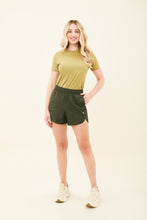 Cargar imagen en el visor de la galería, Model Front: Uv Line Fitness Bottom Short Race Verde Militar Upf50+
