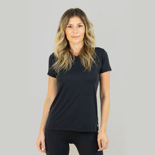 Cargar imagen en el visor de la galería, Model Front: Uv Line Fitness Top Sport Fit Fem Preto Upf50+
