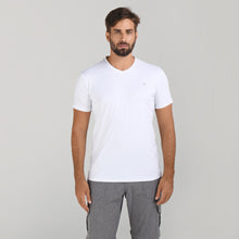 Cargar imagen en el visor de la galería, Model Front: Uv Line Fitness Top Sport Fit Mas Branco Upf50+

