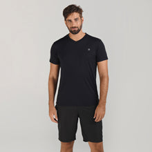 Cargar imagen en el visor de la galería, Model Front: Uv Line Fitness Top Sport Fit Mas Preto Upf50+
