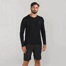 Cargar imagen en el visor de la galería, Model Front: Uv Line Fitness Top Sport Fit Ml Preto Msc
